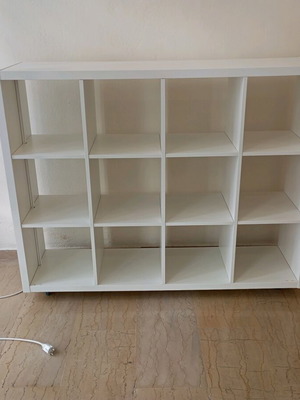 Ραφιέρα KALLAX ξύλινη με φωτισμό led και 4 ροδάκια σαν καινούργιο