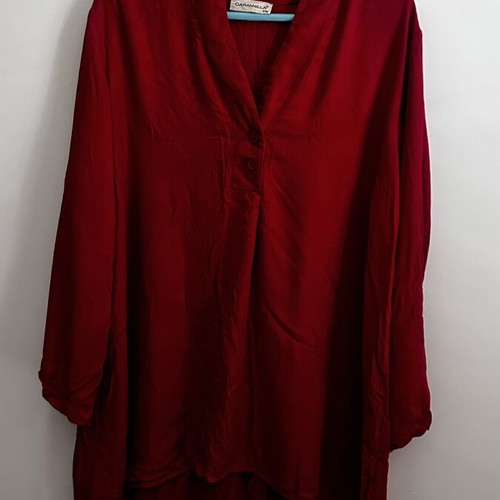 Caramella red tunic with V-neck and buttons, long sleeves