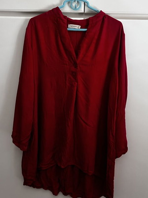 Caramella red tunic with V-neck and buttons, long sleeves