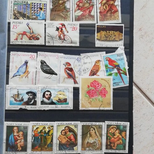 Stamp collection album like new with 13 full pages from various countries