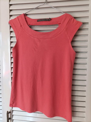 Coral top used, size L