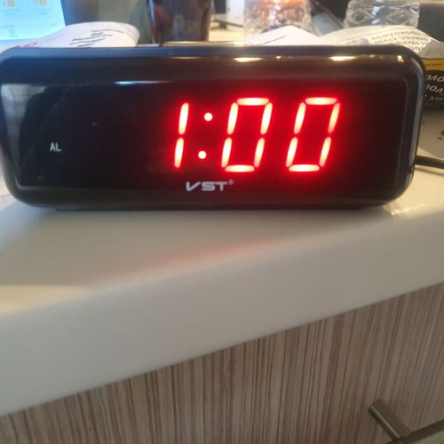 Digital alarm clock like new, tabletop