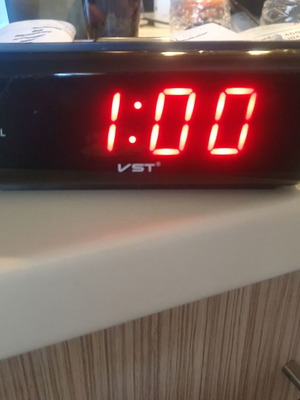 Digital alarm clock like new, tabletop
