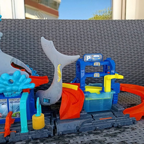 Hotwheels Shark Car Wash playset like new