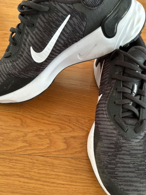 Nike women's athletic shoes used, size 40, black
