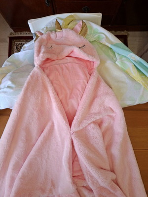 Children's pink fleece blanket with hood, new with unicorn design