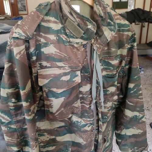 Military camouflage jacket like new with hood and inner lining
