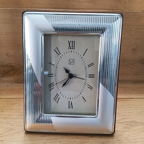 Table clock used with battery and silver frame