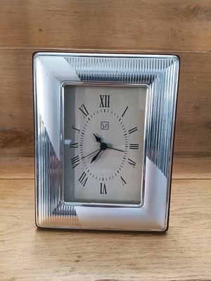 Table clock used with battery and silver frame