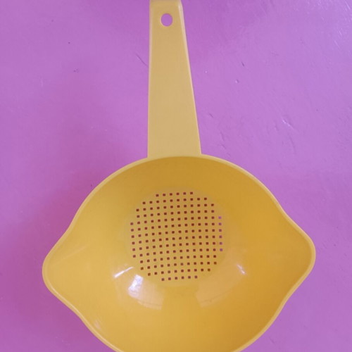 Tapperware colander like new, yellow