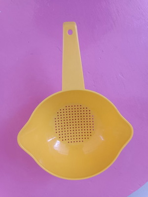 Tapperware colander like new, yellow