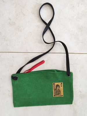 Χειροποίητη καστόρ τσάντα χιαστί σαν καινούργια, πράσινη με δερμάτινες λεπτομέρειες