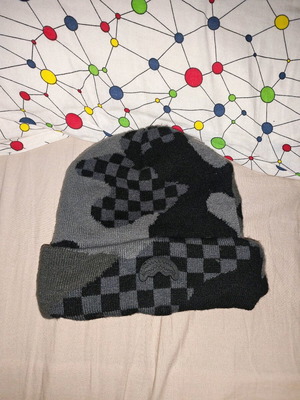 Sprayground knit cap like new, size M, black and gray