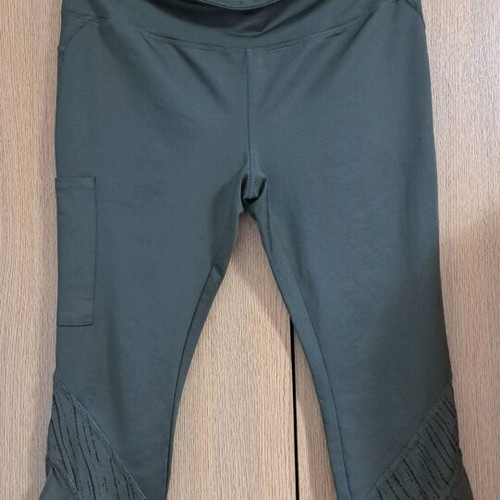 Sports leggings green size 42 like new with pocket and mesh details
