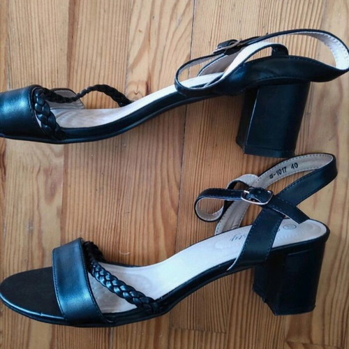 Black sandals size 40 like new