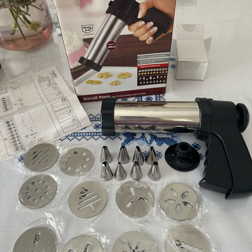Biscuit press new with 10 shape discs and 8 decorating nozzles
