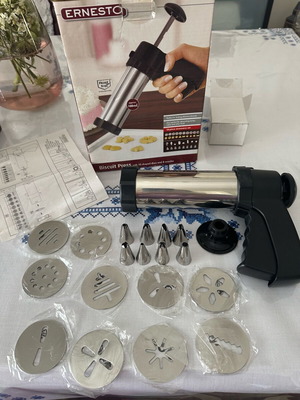 Biscuit press new with 10 shape discs and 8 decorating nozzles