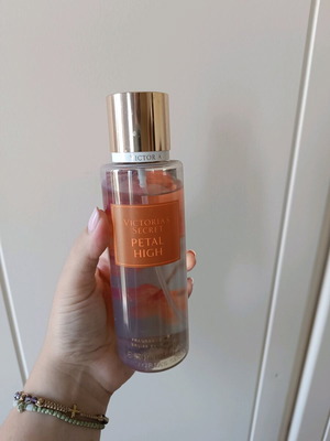 Γυναικείο mist Victoria's Secret Petal High σαν καινούργιο 250 ml