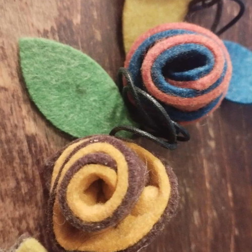 Women's necklace like new with leatherette and felt flowers-leaves colorful