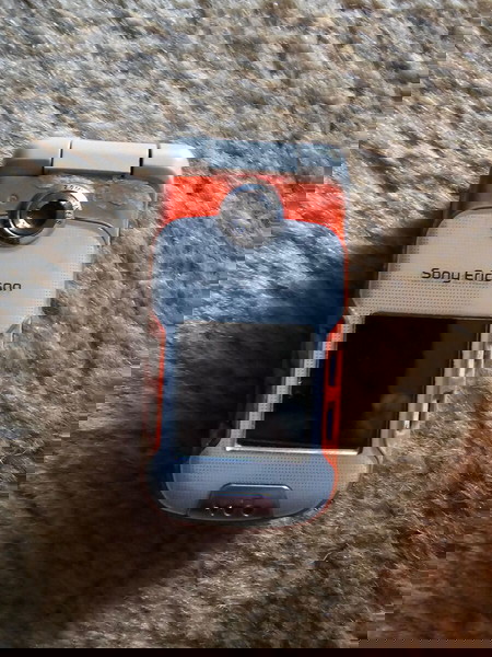 Sony Ericsson W710i με το κουτι του.