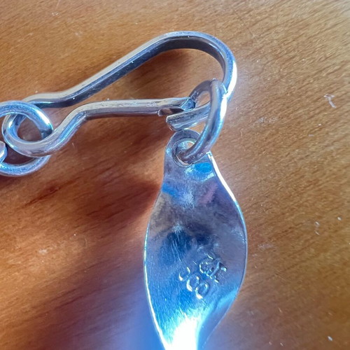 Silver necklace with leaf design like new