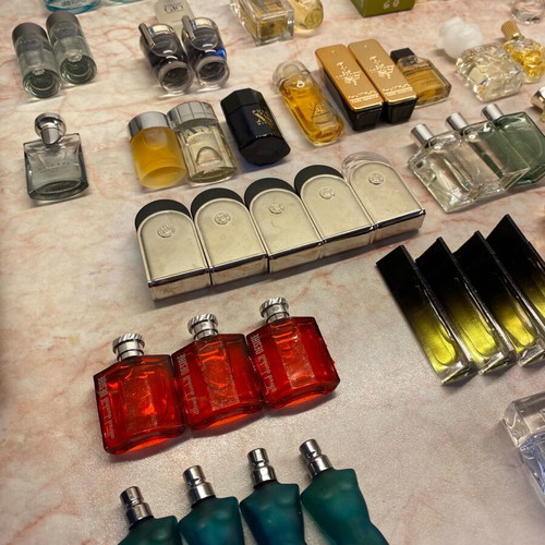 Perfume miniatures like new, all full, 610 pieces
