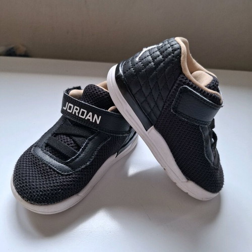 Nike Jordan No 22 kids sneakers used, black