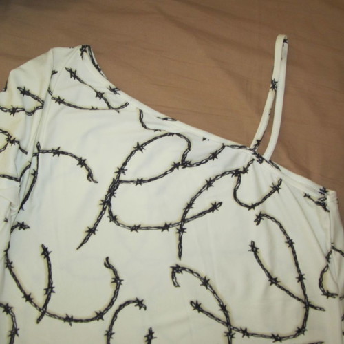 Blouse with one shoulder used, size medium