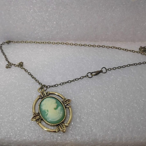Vintage Cameo Pendant Necklace mint green, like new