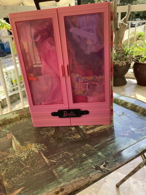 Барби гардероб втора употреба с дрехи и аксесоари