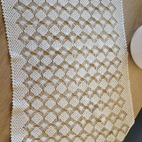 Table runner like new 80x37