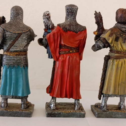 9 Knights used resin figures with detailed design
