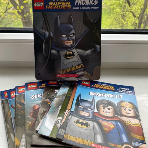 Lego DC Comics Super Heroes set mint condition with 10 comics and 2 books