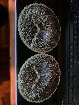 Serving plates for nuts like new