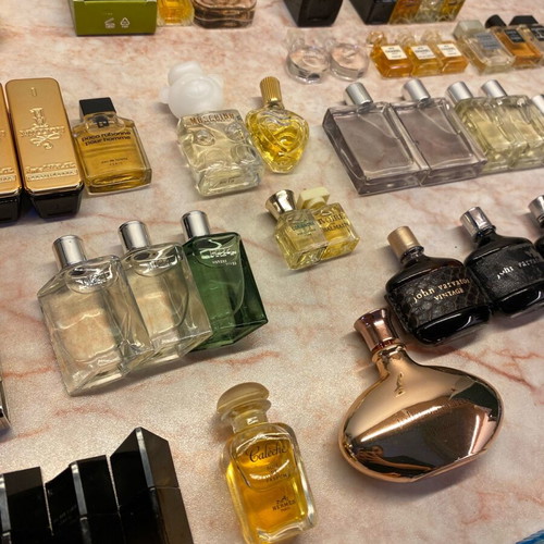 Perfume miniatures like new, all full, 610 pieces