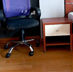 Καρέκλα γραφείου και κομοδίνο
