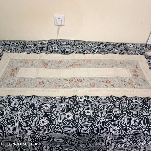 Set of embroidered decorative pieces like new, 1 rectangular and 2 squares