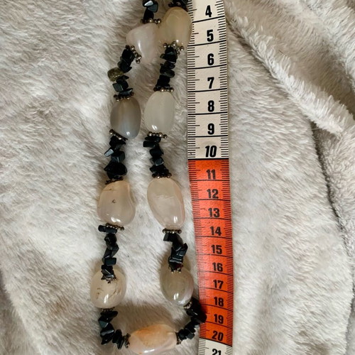 Necklace with natural quartz and black onyx like new