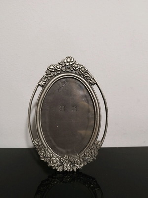 Oval metal photo frame like new 12x8 cm with carved flowers