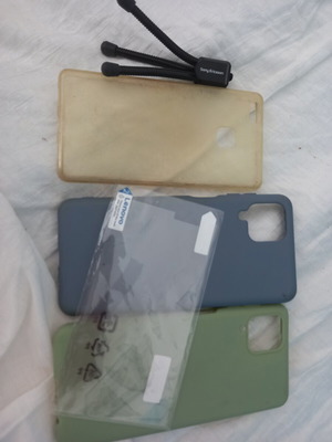 Flexible mini tripod, 3 phone cases and screen protector set