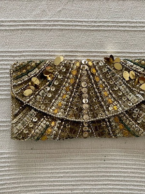 Clutch bag μεταχειρισμένη με κεντημένες χάντρες και πούλιες χρυσαφί