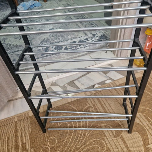 Shoe rack used with damages, fully functional