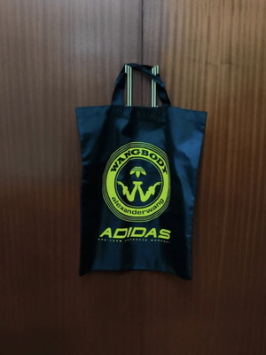 Adidas τσάντα ώμου από τον Alexander Wang σαν καινούργιο, μαύρο