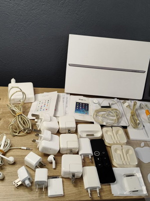Apple διάφορα αξεσουάρ μεταχειρισμένα, σετ με καλώδια, ακουστικά και κουτιά