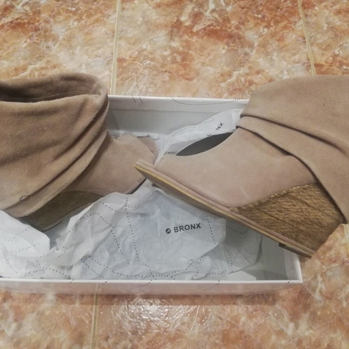 Bronx platform sandals like new, natural suede, size 38