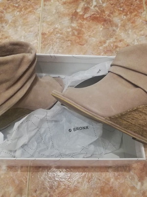 Πλατφόρμα σανδάλια Bronx σαν καινούργια, φυσικό σουέντ, νούμερο 38