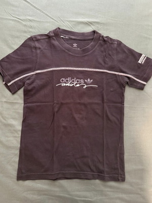 Adidas t-shirt like new, size 128 cm, black