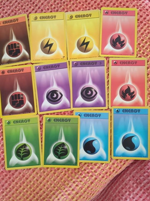 Pokemon energy cards used, pack of 12 -  10,00 - Vendora.cy