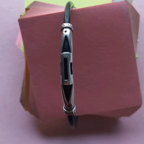 Silver bracelet used with rubber and geometric designs
