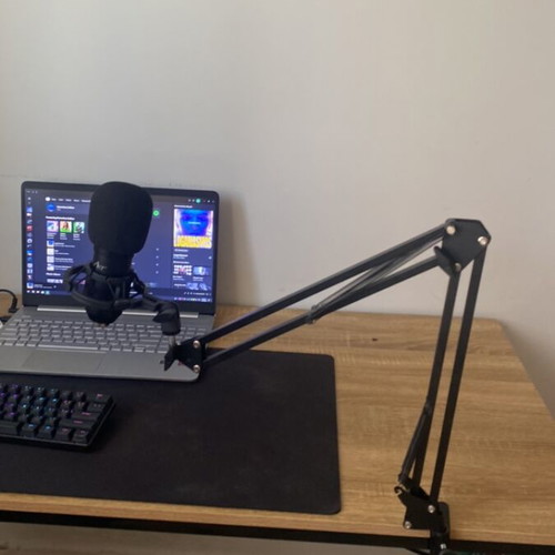 Microphone like new for gaming, streaming, chatting, dubbing